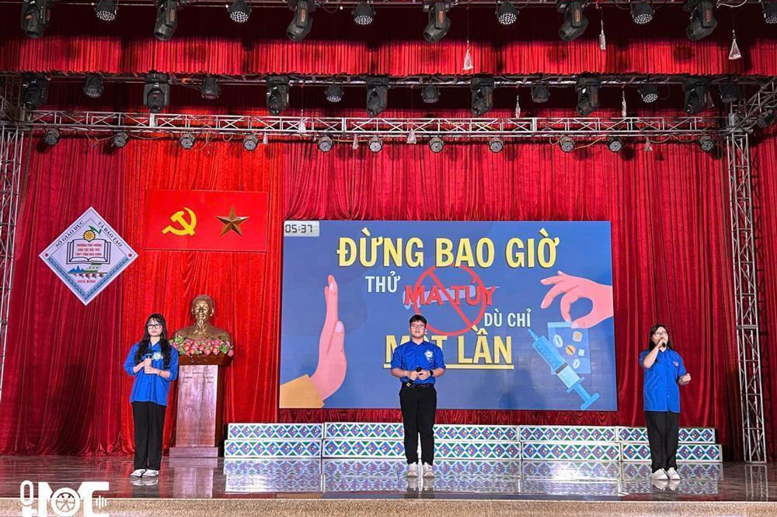 Phần thể hiện của đội thi trường THPT Chuyên Hoàng Văn Thụ.