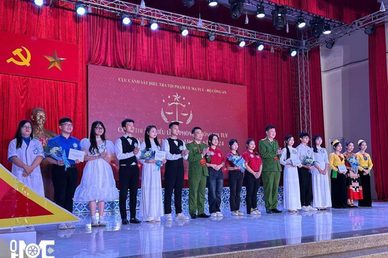 Đội thi trường THPT Chuyên Hoàng Văn Thụ xuất sắc đạt giải Ba.